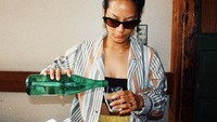 Tanpa ekspresi, begini gaya Tara kala meuangkan air ke dalam gelas. Gayanya sangat eksotis. Foto: Instagram @Tarabasro