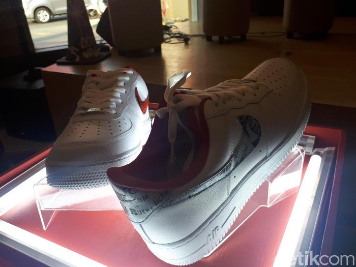 Sneakers KFC Karya Brand Lokal Never Too Lavish. Foto: Rahmi Anjani/Wolipop Sneakers KFC Karya Brand Lokal Never Too Lavish. Foto: Rahmi Anjani/Wolipop