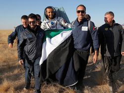 Momen Kembalinya Astronot Arab Usai Lihat Bumi Bulat