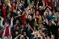Ekspresi Kegembiraan Wanita Iran yang Dibolehkan Nonton Bola Setelah 38 Tahun