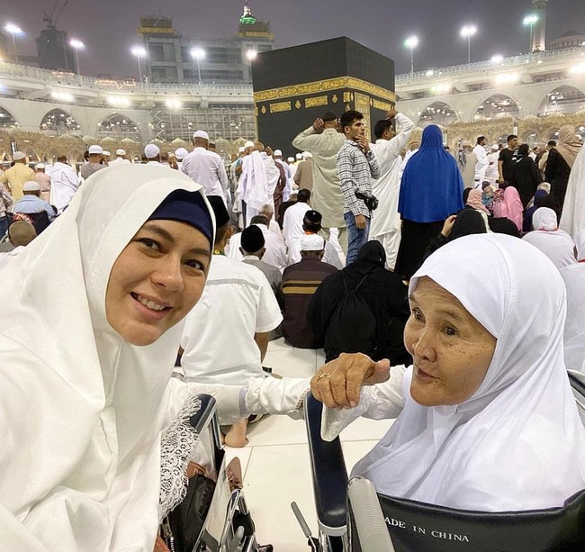 Paula Verhoeven dan Baim Wong berangkat ke Tanah Suci sejak 6 Oktober 2019. Umrah perdana keduanya semakin istimewa karena Nenek Iro ikut serta. Nenek Iro ini cukup sering muncul di channel YouTube Bapau. Dia dulu tak sengaja ditemui Baim di depan sebuah mini market dan kemudian ditolongnya karena hidup serba kekurangan. Foto: instagram @paula_verhoeven