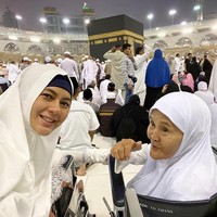 Paula Verhoeven dan Baim Wong berangkat ke Tanah Suci sejak 6 Oktober 2019. Umrah perdana keduanya semakin istimewa karena Nenek Iro ikut serta. Nenek Iro ini cukup sering muncul di channel YouTube Bapau. Dia dulu tak sengaja ditemui Baim di depan sebuah mini market dan kemudian ditolongnya karena hidup serba kekurangan. Foto: instagram @paula_verhoeven