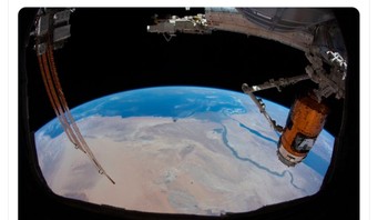 Saat di ISS, ia rajin membagikan foto Bumi ke akun Twitter. Foto: Twitter