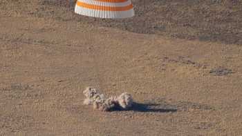 Hazza Al Mansouri kembali dari ISS setelah menghabiskan waktu 8 hari di sana bersama astronot AS, Nick Hague dan kosmonot Rusia, Alexey Ovchinin. Mereka mendarat menggunakan kapsul Soyuz MS-12 di wilayah Kazakhstan. Foto: Reuters