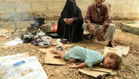 Potret kakek dan nenek yang menunggu sang cucu tertidur di atas kardus, sambil memasak ini jadi sorotan organisasi British Red Cross. Foto: Istimewa