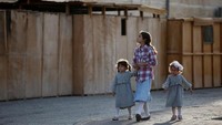 Di dalam pondok beratapkan daun palem itu umat Yahudi akan menyelenggarakan perayaan Sukkot. Selain membangun sukkah, pondok itu pun nantinya akan dikelilingi oleh hasil panen, seperti buah-buahan. Amir Cohen/Reuters.