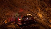 Begini indahnya Grand Canyon Caverns Grotto dari kejauhan. Suasana di dalam sana sangat tenang, dan bagian gua kering tidak basah. Foto: Istimewa