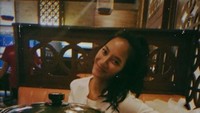 Berada di restoran, Tara Basro abadikan momen dengan berpose manis di depan panci masakan. Foto: Instagram @Tarabasro