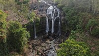 Untuk melihat pemandangan air terjun Curup Gangsa, wisatawan harus menuruni beberapa anak tangga. Kawasan ini juga bisa digunakan untuk berenang. (Yulius Dimas Wisnu/20detik)