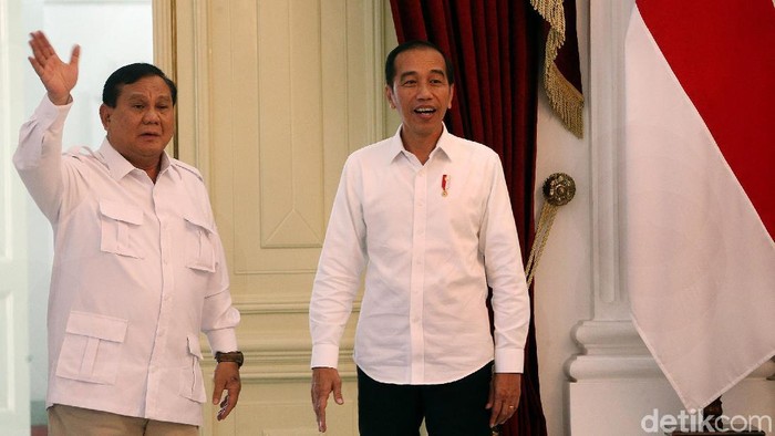 Presiden Joko Widodo bertemu dengan Ketum Gerindra Prabowo Subianto di Istana Merdeka, Jakarta. Ada berbagai hal yang dibahas keduanya dalam pertemuan tersebut.