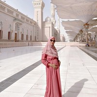 Pada umrah perdananya bersama Baim Wong, Paula tampil cantik berhijab. Kehamilannya sudah memasuki usia tujuh bulan, top model Indonesia itu memakai dress pink dan hijab segiempat yang ia bentuk menutupi dada. Foto: instagram @paula_verhoeven