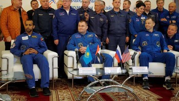 Alhamdullilah adalah kata pertama yang ia ucap saat kembali ke planet ini. Ayah beranak 4 ini mengaku senang mempelajari banyak hal di antariksa dan selalu dibantu rekan sesama astronot. Foto: Reuters