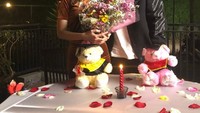 Seperti pada foto yang satu ini. Athalla nampak memberikan kejutan kepada kekasihnya di sebuah restoran dengan hiasan mewah berupa taburan mawar, buket bunga dan hiasan lilin. Foto: Instagram @athallanaufal7
