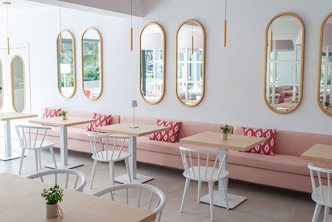 Kehadiran hotel ini mendapat sambutan hangat terutama oleh kaum wanita. Namun ada pula yang mengkritisi, bahwa aturan hotel tersebut hanyalah sebuah gimmick berkedok femininisme. Foto: Dok. Som Dona