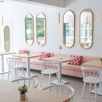 Kehadiran hotel ini mendapat sambutan hangat terutama oleh kaum wanita. Namun ada pula yang mengkritisi, bahwa aturan hotel tersebut hanyalah sebuah gimmick berkedok femininisme. Foto: Dok. Som Dona