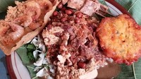 Sego tahu di Rembang ini porsinya tak terlalu besar. Ditambah rempeyek udang plus bakwan dijamin kenyang. Foto : Instagram @franklin_stellen