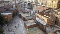 Hari Raya Sukkot merupakan satu dari tiga hari raya besar yang diperingati oleh umat Yahudi di seluruh dunia. Menjelang perayaan itu, umat Yahudi di kawasan Kota Tua Yerusalem, mulai membangun sukkah, atau sebuah pondok yang beratapkan daun palem. AP Photo/Oded Balilty.