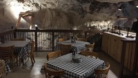 Di Grand Canyon Caverns Grotto, meja makannya tak banyak. Tapi cukup untuk mengobati rasa penasaran, dari pengunjung yang ingin makan di dalam gua. Foto: Istimewa