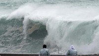 Sebelumnya, Topan Hagibis dipantau telah bergerak di perairan Pasifik Barat dengan kecepatan angin mencapai 270 kilometer per jam. Topan itu pun diprediksi akan bergerak menuju wilayah tengah pantai Jepang dan arah yang tidak pasti.