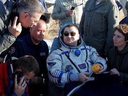 Momen Kembalinya Astronot Arab Usai Lihat Bumi Bulat