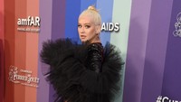 Christina Aguilera saat tampil di amfAR di California, Amerika Serikat pada Kamis (10/10). Gregg DeGuire/Getty Images