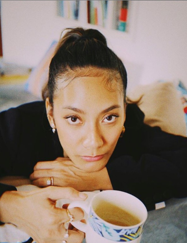 Tara Basro menjadi salah satu artis tanah air yang memiliki darah keturunan Bugis dan Lampung dari kedua orangtuanya. Pesona dari Tara Basro sendiri sudah tak dapat diragukan lagi. Wanita bernama lengkap Andi Mutiara Pertiwi Basro itu memang memiliki wajah cantik dan kulit yang eksotis yang memukau. Foto: Instagram @Tarabasro