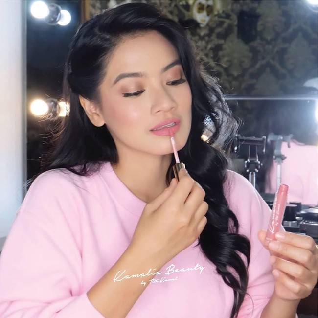 Lipstik Titi Kamal Titi Kamal menjual lipstik melalui brand Kamalia Beauty. Berbagai jenis lipstik dirilis Titi Kamal mulai dari lipstik, lip gloss dan lip matte. Untuk lip matte yang jadi favorit pecinta lipstik dijual seharga Rp 100 ribuan.   Foto: Instagram