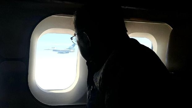 Jusuf Kalla (JK) menyaksikan F16 yang mengiringi penerbangannya dari Lanut Adi Sutjipto.