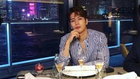 Ditemani 3 gelas champagne, Jackson bersantap di resto berpemandangan keren. Lihat saja ada latar gedung-gedung tinggi dan danau di malam hari. Foto: Instagram jacksonwang852g7