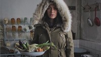 Dengan mengenakan jaket tebal, ini gaya Tara Basro saat memegang nampan berisi sayuran. Nampaknya ia sudah siap untuk memasak. Foto: Instagram @Tarabasro