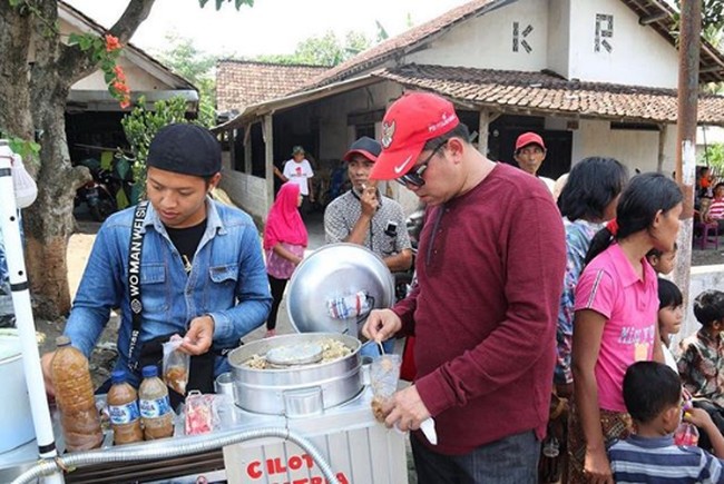 Cilok Hingga Tahu Pong, Ini Jajanan Pinggir Jalan Kesukaan Arteria Dahlan