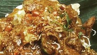 Di Bojonegoro dikenal dengan nama tahu bumbu. Bumbu kacangnya kental selain itu juga ditambah irisan kol plus taburan kacang goreng. Foto : Instagram @aqiki_happy