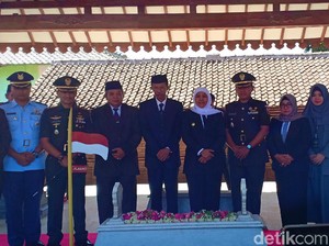 Ziarah ke Makam Gubernur Pertama Jatim, Khofifah Teteskan Air Mata