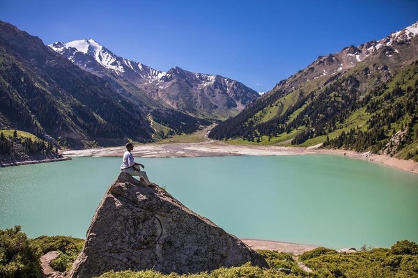 Nabongo pun terpesona dengan indahnya Kazakhstan. (thecatchmeifyoucan/Instagram)