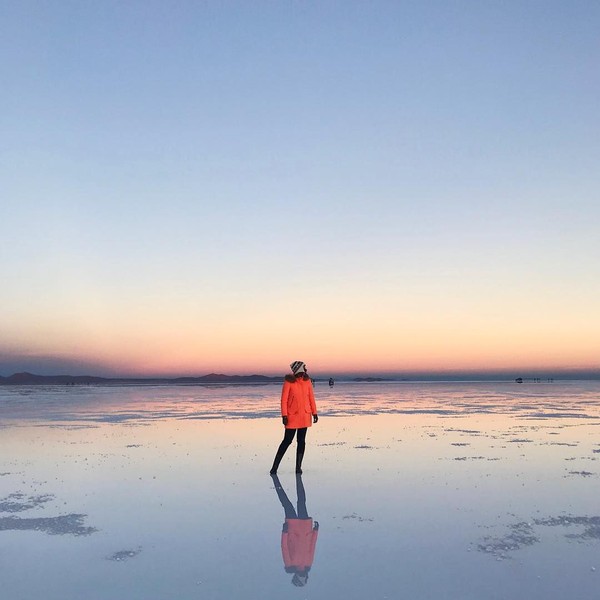 Ini gaya Nabongo saat liburan ke Salar de Uyuni di Bolivia. (thecatchmeifyoucan/Instagram)