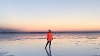 Ini gaya Nabongo saat liburan ke Salar de Uyuni di Bolivia. (thecatchmeifyoucan/Instagram)