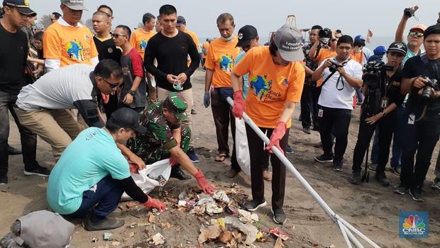 SambutHari Oeang, Sri Mulyani Bersih-Bersih Pantai di Tangera