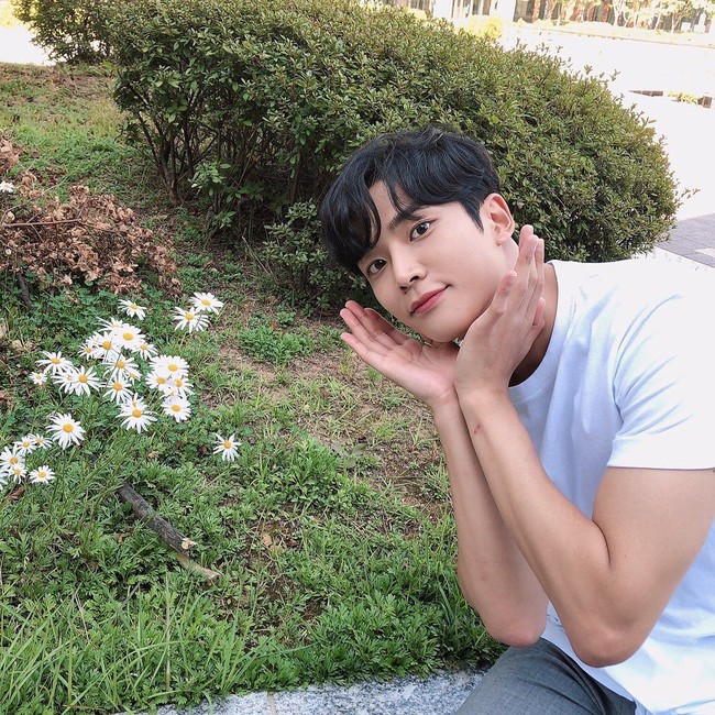 Rowoon pun sebelumnya pernah dinominasikan sebagai Best New Actor untuk serial drama Where Stars Land. Foto: Instagram