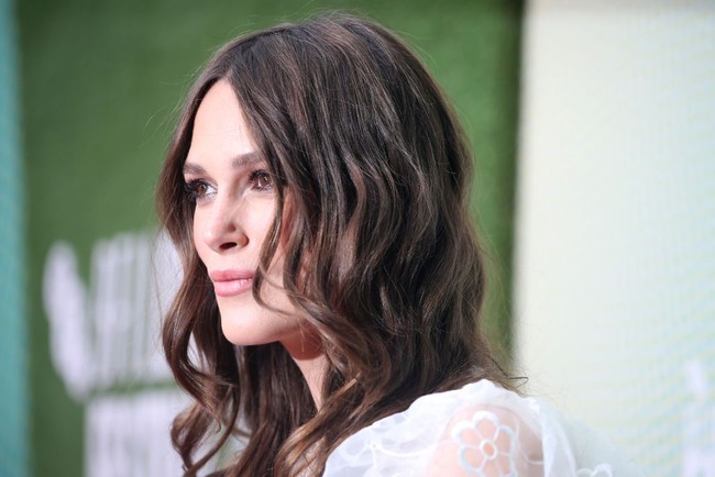 Keira juga membiarkan rambut ikalnya tergerai bebas sehingga pesona kecantikan alaminya terpancar. (Foto: Getty Images)