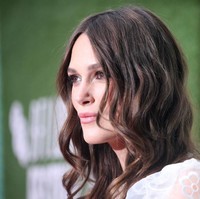 Keira juga membiarkan rambut ikalnya tergerai bebas sehingga pesona kecantikan alaminya terpancar. (Foto: Getty Images)