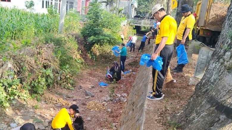 Antisipasi Banjir, Polres Trenggalek Gelar Aksi Bersih Sungai Antisipasi Banjir, Polres Trenggalek Gelar Aksi Bersih Sungai