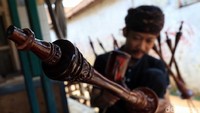 Berbekal belajar dari seorang guru kesenian, pria ini mulai tertarik mencoba membuat terompet yang kerap digunakan di acara budaya dan adat ini.