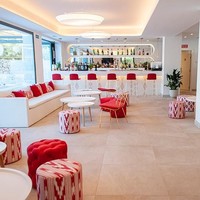 Nuansa feminin pun cukup kental di hotel ini. Mulai dari bar dengan dominasi warna putih dan merah, teras serba putih hingga palet lembut seperti pastel dan beige hampir di semua bagian hotel. Foto: Dok. Som Dona