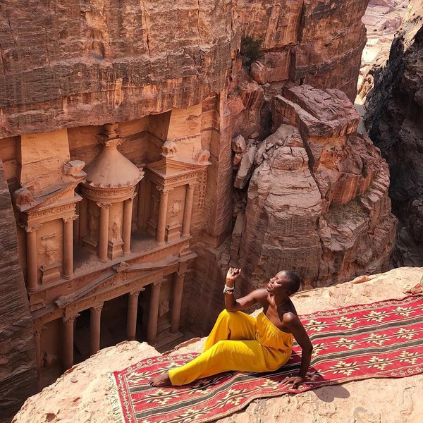 Haus dengan dunia traveling, Nabongo kemudian mengubah pekerjaannya menjadi travel blogger. (thecatchmeifyoucan/Instagram) Haus dengan dunia traveling, Nabongo kemudian mengubah pekerjaannya menjadi travel blogger. (thecatchmeifyoucan/Instagram)