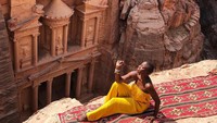 Haus dengan dunia traveling, Nabongo kemudian mengubah pekerjaannya menjadi travel blogger. (thecatchmeifyoucan/Instagram)