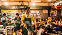 Posisi kedua diraih Bangkok. Pecinta kuliner memang kerap menjadikan Bangkok sebagai destinasi wisata. Di sini hadir banyak night market yang menghadirkan makanan kaki lima enak dan unik. Beberapa yang ikonik adalah olahan serangga, pad thai, dan omelet tiram. Foto: iStock