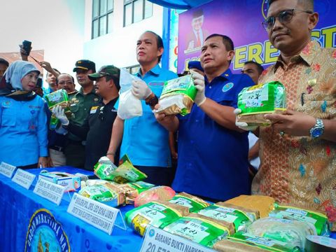 Pasangan suami istri ini diduga sindikat pengedar narkoba jaringan internasional.