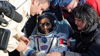 Hazza Al Mansouri yang dalam keadaan cukup lemah setelah berada di antariksa dan tubuhnya harus menyesuaikan kembali dengan kondisi Bumi.Foto: Reuters
