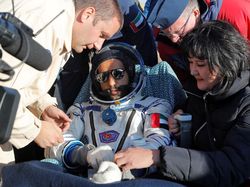 Momen Kembalinya Astronot Arab Usai Lihat Bumi Bulat