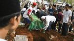 Suasana Duka Selimuti Pemakaman Korban Demo Ricuh di DPR